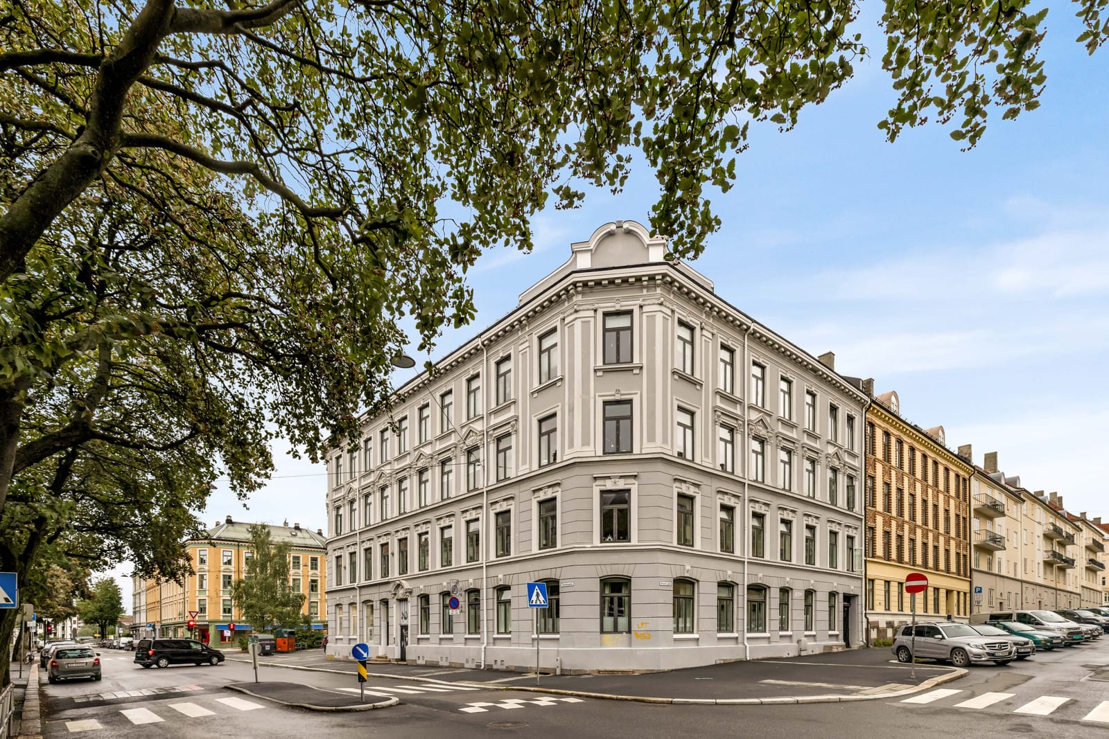 Før: bygården i grått lys.